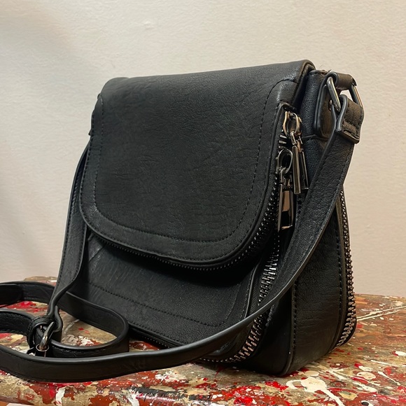 Aldo Faux Black Leather Crossbody Zipper Purse Bag - Picture 2 of 16